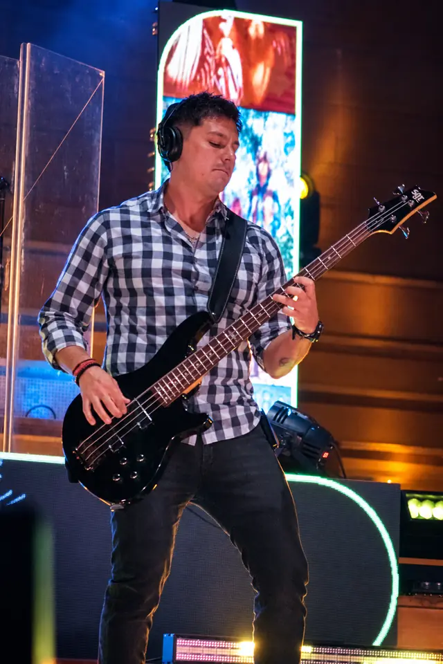 Rulo tocando el bajo