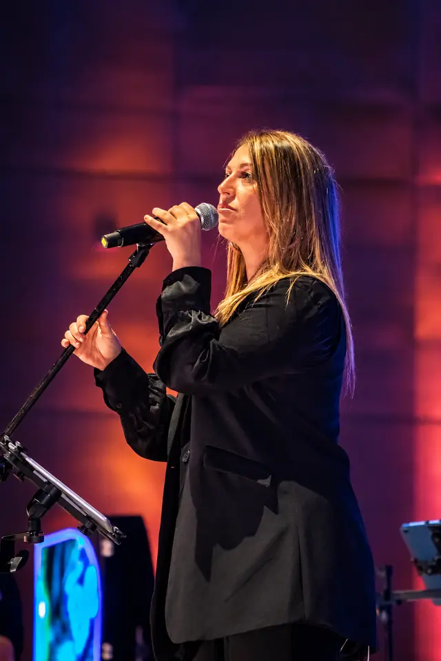 Lali cantando