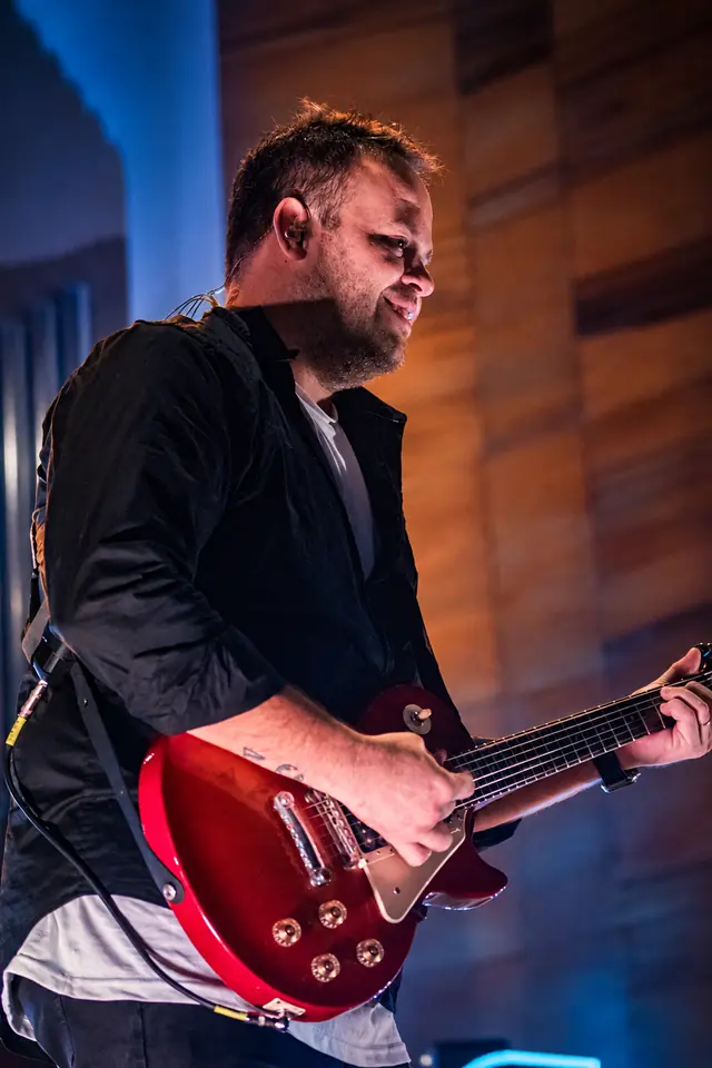 Diego tocando la guitarra eléctrica