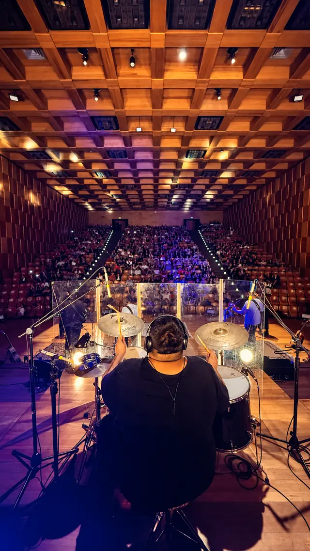 Vista desde la batería hacia el auditorio lleno